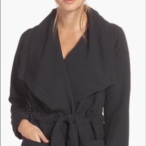 New Balance Women’s Lightweight Belted Tie Waste Yoga Jacket – Black – Size